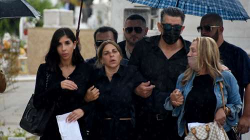 Mad Clip: Έγινε το μνημόσυνο για τις 40 μέρες - Τραγικές φιγούρες η μητέρα του και η πρώην σύντροφός του, Αρετή [Εικόνες]