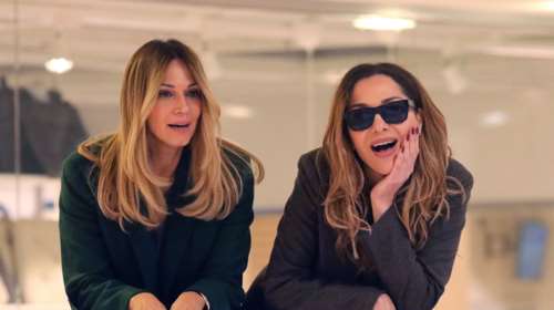 Σαν δίδυμες: Έλλη Κοκκίνου και Δέσποινα Βανδή με πράσινα μίντι παλτό και ξανθό ombre look