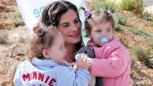 Μαμά και κόρες με τζιν: Η Χριστίνα Μπόμπα σε μια υπέροχη πρωινή ασορτί εμφάνιση με την Φίλιππα και την Αριάνα σε ροζ και γαλάζιο