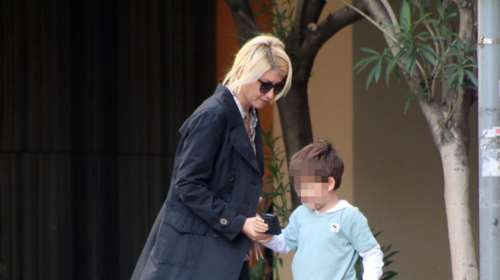 Γλυκιά μανούλα η Σία Κοσιώνη: Casual, για ψώνια στο κέντρο της Αθήνας με τον γιο της, Δήμο [εικόνες]