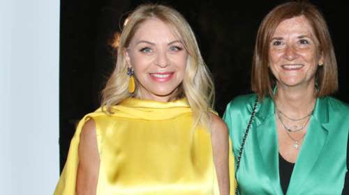 Έλλη Στάη: Λαμπερή εμφάνιση με θεϊκό κίτρινο σατέν τοπ μαζί με τη συμπεθέρα της