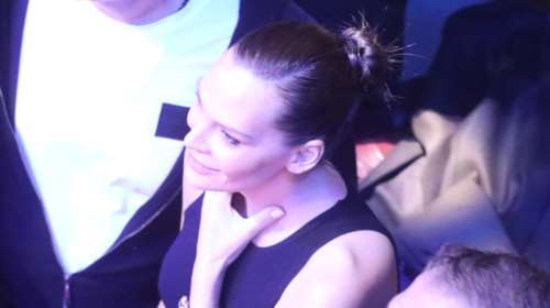 To no makeup look της Υβόννης Μπόσνιακ: Στιλάτη και σικάτη με μαύρο κοστούμι και ανύπαρκτο μακιγιάζ