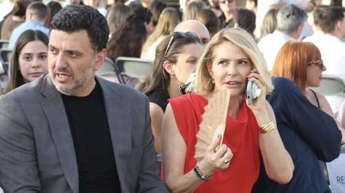 Τζένη Μπαλατσινού: Η εμφάνιση σε fashion show με κόκκινο ασύμμετρο φόρεμα με cut out στη μέση και σανδάλια