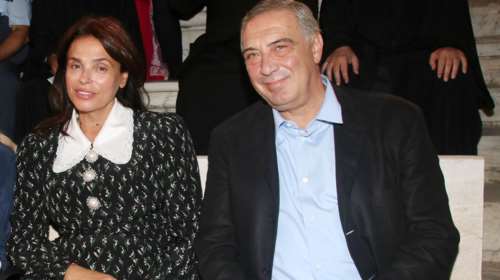 Σίλια Κριθαριώτη: Με απίθανο φόρεμα με λευκούς γιακάδες και χωρίς ίχνος μακιγιάζ στο Ηρώδειο