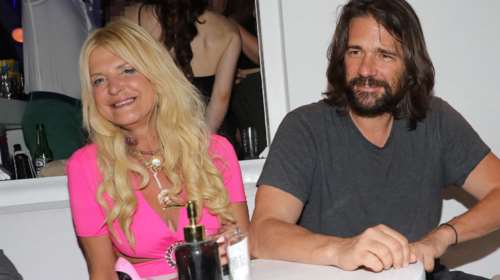 Με total pink Barbie look και τον Χολέβα αγκαλιά στη Μύκονο η Μαρίνα Πατούλη