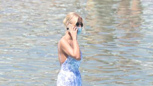 Το look παραλίας της Κατερίνας Καινούργιου: Το απίθανο ολόσωμο μαγιό με την ασορτί αέρινη φούστα