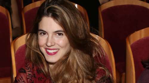 Η σπάνια δημόσια εμφάνιση της Μαργαρίτας Παπανδρέου: Με μίνι φόρεμα και πέδιλα gladiator στο Ηρώδειο