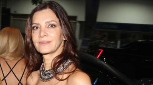 Κατερίνα Λέχου: Η εμφάνιση με στράπλες jumpsuit και ο τρόπος που έδεσε τα ασημένια πέδιλά της πάνω στα μπατζάκια της