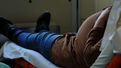 Έρχεται σύσταση για τα εμβόλια AstraZeneca - J&amp;J: Να μην τα κάνουν έγκυες και γυναίκες που σχεδιάζουν να τεκνοποιήσουν