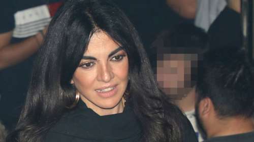 Μαρία Σολωμού: Αγνώριστη με ολόισια μαλλιά και αποκαλυπτικό σούπερ μίνι φόρεμα - t-shirt σε βραδινή έξοδο