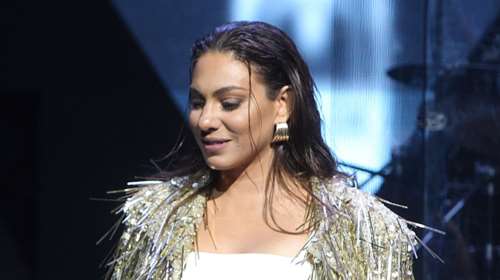 Ευρυδίκη Βαλαβάνη: Ανανεωμένη με ψηλόμεσο denim, crop top και χρυσές γόβες στην νέα της εμφάνιση