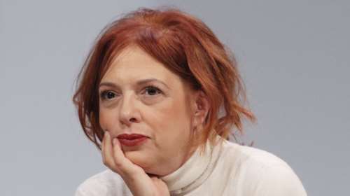 Η Ελένη Ράντου &quot;ψηφίζει&quot; εκκεντρικά σανδάλια: Η δημόσια εμφάνιση με mini φόρεμα και η ανατρεπτική επιλογή παπουτσιών