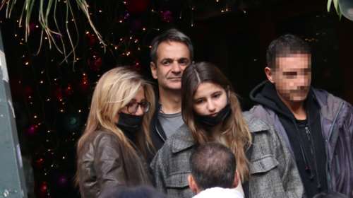 Δάφνη Μητσοτάκη: Με casual look στο Κολωνάκι με τους γονείς της Κυριάκο και Μαρέβα Μητσοτάκη