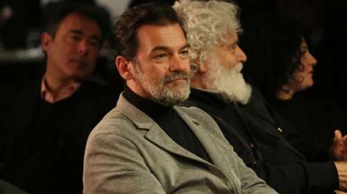 Κωνσταντίνος Καζάκος: Συντετριμμένος στην πρώτη δημόσια εμφάνιση μετά τον θάνατο του πατέρα του