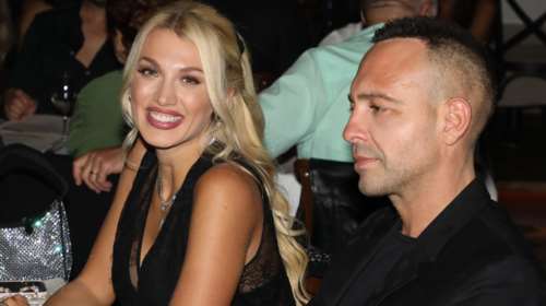 Κωνσταντίνα Σπυροπούλου:  Το βραδινό look της με Prada bag, τουίντ σακάκι και θεϊκά πέδιλα