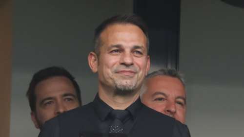 Ντέμης Νικολαΐδης: Γοητευτικός με total black στο γήπεδο - Οι τρελοί πανηγυρισμοί για την ομάδα του