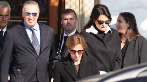 Σίλια Κριθαριώτη: Συντετριμμένη στην κηδεία του τέως μαζί με τον σύζυγό της Νίκο Τσάκο