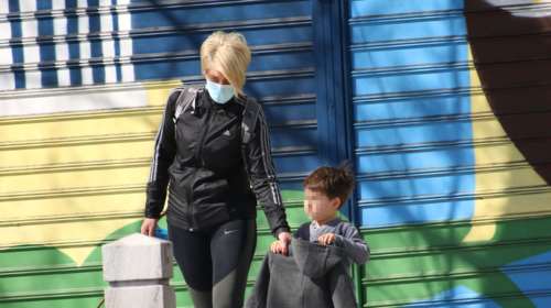 Σία Κοσιώνη: Βόλτα στο Κέντρο της Αθήνας με αθλητικό λουκ, παρέα με τον γιο της Δήμο Μπακογιάννη [εικόνες]