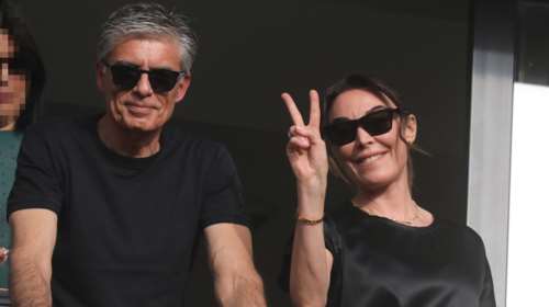 Στεφανίδου - Ευαγγελάτος: Στην πανέμορφη Ύδρα με το σκάφος τους - Το casual look της παρουσιάστριας με denim και ροζ πουλόβερ