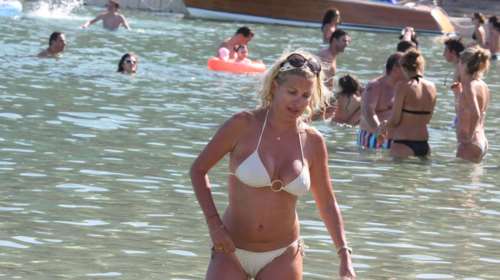 Ελένη Μενεγάκη: Ζει το καλοκαιρινό της όνειρο  στην Άνδρο - Χαλαρή και ανέμελη με μπικίνι