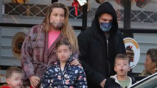 Μαριέττα Χρουσαλά: Η casual εμφάνιση με λευκό παντελόνι και η fashionista κόρη της Μαργκώ Πατίτσα