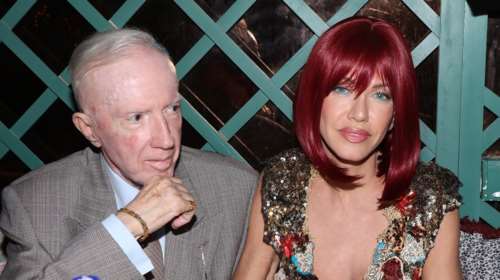 Σιακαβάρα - Πλεύρης: Χέρι χέρι και αγκαλιές σε γνωστό μαγαζί της Αθήνας - Το extravagant look της 49χρονης