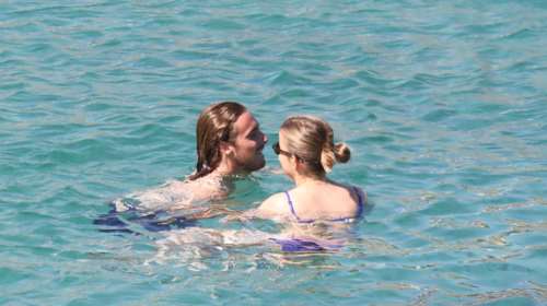 Στέφανος Τσίτσιπας: Οι βουτιές και τα παιχνίδια με τη σύντροφό του στη Μύκονο [εικόνες]