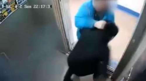 Ρωσία: Πατέρας έσπασε στο ξύλο άνδρα που &quot;στρίμωξε&quot; την έφηβη κόρη του σε ασανσέρ- Προσπάθησε να τη φιλήσει