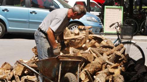 Η κυβέρνηση σχεδιάζει πλαφόν στην τιμή των καυσόξυλων και πέλετ, δήλωσε ο Γεωργιάδης