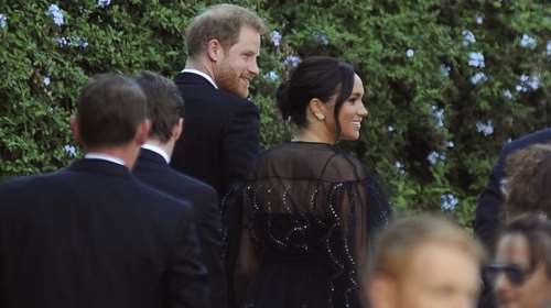 Με το ζόρι πριγκίπισσα η Μέγκαν: Η υπερβολική εμφάνιση σε πρεμιέρα με ball skirt δίπλα στο συρματόπλεγμα