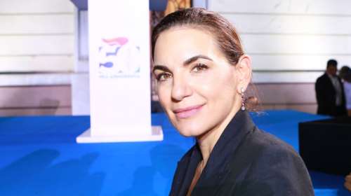 Όλγα Κεφαλογιάννη: Με chic φθινοπωρινό κόκκινο φόρεμα στο Κολωνάκι
