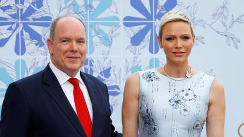 Η πριγκίπισσα Σαρλίν πιο όμορφη και κομψή από ποτέ - Σε εκδήλωση με μπλε φλοράλ φόρεμα, δίπλα στον Αλβέρτο