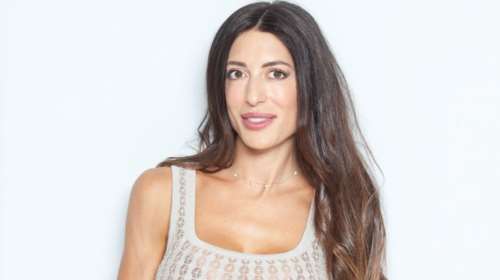 Φλορίντα Πετρουτσέλι: Ποζάρει στην τεράστια πισίνα του εξοχικού της στο Πόρτο Χέλι