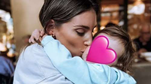 Aθηνά Οικονομάκου: Απαθανατίζει τα παιδιά της με τα δώρα του Άη Βασίλη και τα πιτζαμάκια τους [εικόνα]