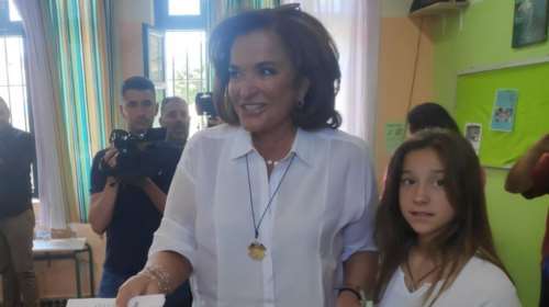 Ψήφισε η Ντόρα Μπακογιάννη αγκαζέ με την εγγονή της: &quot;Καλό βόλι, και το βράδυ με τη νίκη&quot;