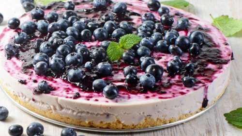 Το τοπ καλοκαιρινό γλυκό: Cheesecake με riccota και σάλτσα από βατόμουρα