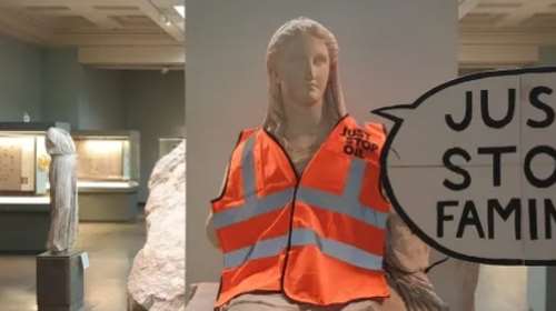 Βρετανικό Μουσείο: Διαδηλωτές έβαλαν πορτοκαλί γιλέκο σε αρχαιοελληνικό άγαλμα