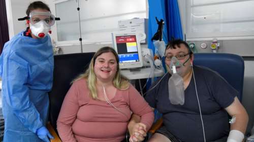 Συγκινεί ζευγάρι Βρετανών: Κόλλησαν κορονοϊό και παντρεύτηκαν στο νοσοκομείο πριν εκείνος διασωληνωθεί [εικόνες]