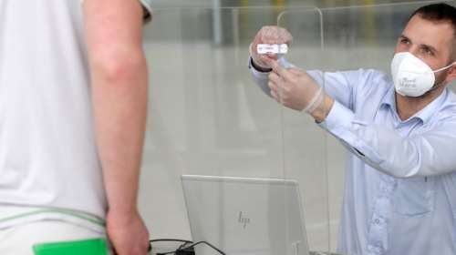 Self tests: Τι κάνουμε εάν βγει θετικό στον κορονοϊό - Πώς θα φτάσουν σε 11.000 φαρμακεία