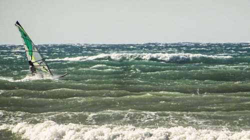 Συναγερμός στο Λιμενικό - Αγνοείται σέρφερ στην Πάτρα