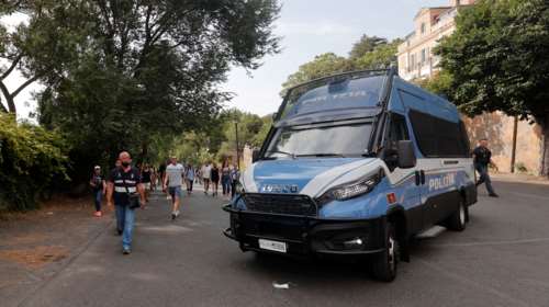 Σοκ στην Ιταλία: Ελεγκτές του ζήτησαν το εισιτήριο και άρχισε να μαχαιρώνει - Σε σοβαρή κατάσταση ένα παιδί