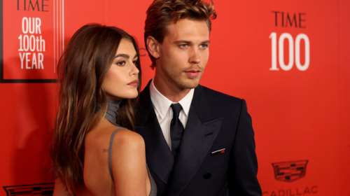 Κάια Γκέρμπερ: Το φόρεμα πουλόβερ που φόρεσε στο κόκκινο χαλί - Με ζιβάγκο στο λαιμό αλλά με εντελώς γυμνή πλάτη