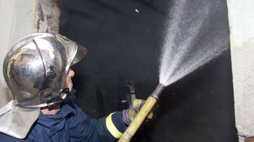 Συναγερμός στο Πέραμα: Φωτιά σε ρυμουλκό πλοίο στα ναυπηγεία