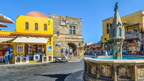 Ρόδος: 20χρονη Αμερικανίδα κατήγγειλε βιασμό από 35χρονη συμπατριώτισσά της στις τουαλέτες