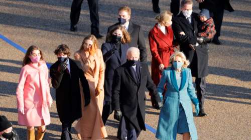 Στον Λευκό Οίκο ο Τζο Μπάιντεν με την οικογένειά του - Με μπάντα και στρατιωτική πομπή [εικόνες]