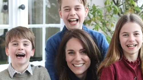 Η πρώτη φωτογραφία της Κέιτ Μίντλετον μετά το σοβαρό χειρουργείο - Χαμογελαστή, αγκαλιά με τα παιδιά της [εικόνες]