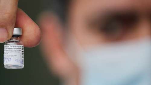 Κορονοϊός: Παγκόσμιo πρόβλημα στην παραγωγή εμβολίων - Τι απαντά η ΕΕ - &quot;Όχι&quot; στην &quot;βρετανική εναλλακτική&quot; από την Pfizer