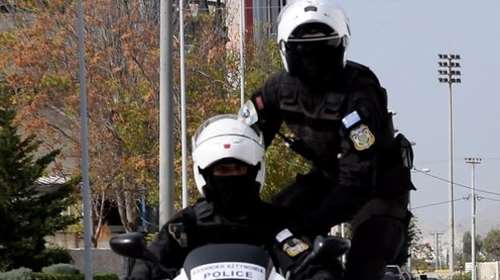 Ομόνοια: &quot;Βρισκόμουν σε σοκ, από φόβο τον φίλησα κι εγώ&quot; - Τι είπε στην κατάθεσή της η 19χρονη για τον αστυνομικό [Βίντεο]