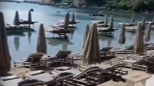 Ρόδος: Πώς είναι σήμερα το beach bar με τον &quot;πλωτό&quot; σερβιτόρο - Παραμένουν οι παράνομες θαλάσσιες ξαπλώστρες