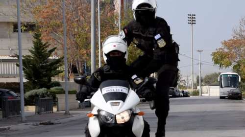 Συναγερμός στην Ηλιούπολη: Επιτέθηκαν σε αστυνομικό - Τον τραυμάτισαν και του πήραν τον ασύρματο